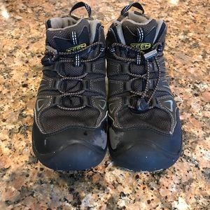 Keen hiking boots boys size 4
